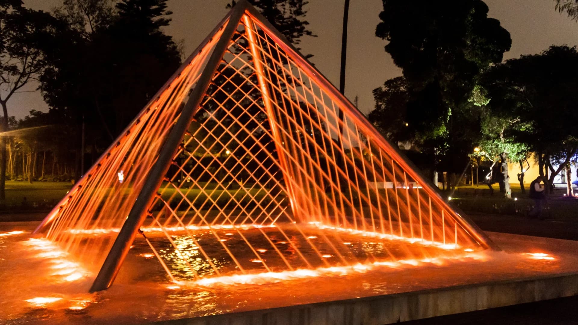 Tour Nocturno Lima + Circuito Mágico del Agua Medio Día